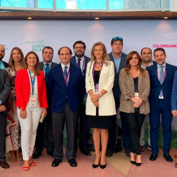 Foto de familia de la delegación comercial en Costa Rica.